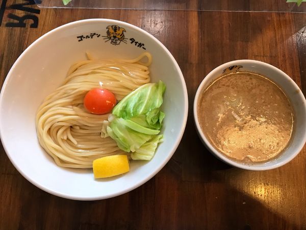 「タイガーつけ麺・塩 800円、生卵100円」@ゴールデンタイガーの写真
