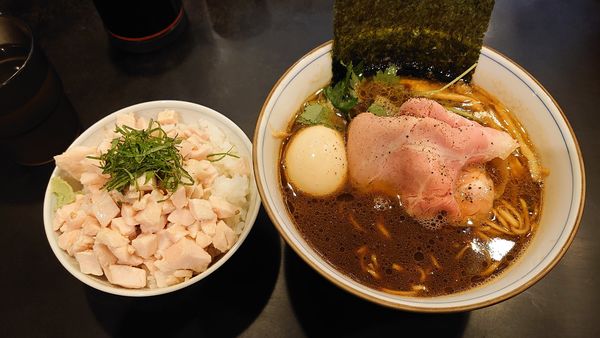 「【限定】四つ葉ブラック 880円 + 鶏飯 380円」@中華そば 四つ葉の写真