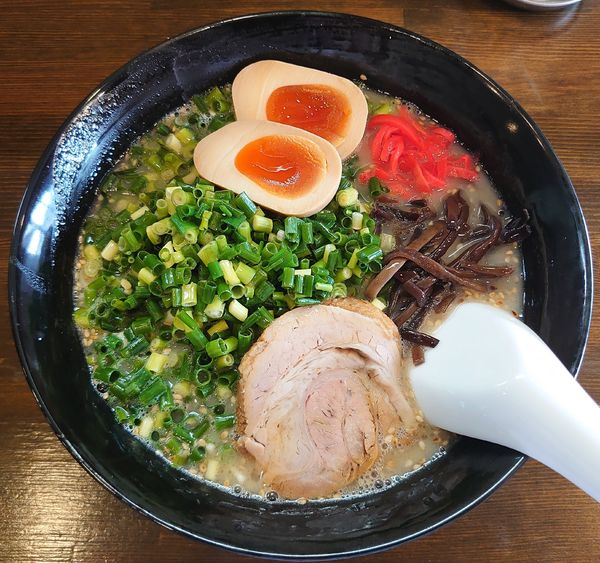 「白ネギ+味玉(950円)」@TONKOTSU MANIの写真