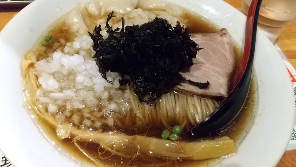 「ブドウサンショウ薫る醤油ワンタンメン（５周年限定1200円）」@自家製麺 竜葵の写真