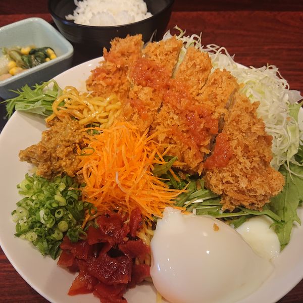 「かつ屋の冷やしカレーまぜめん1100円」@かつ屋まんてんの写真