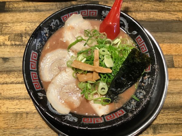「とんこつラーメン+替え玉」@無鉄砲 東京中野店の写真