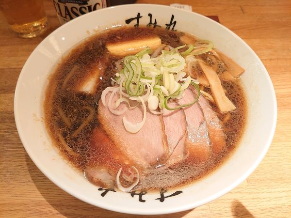 「チャーシュー麺正油1200円 サッポロクラシック450円」@すみれ 札幌すすきの店の写真