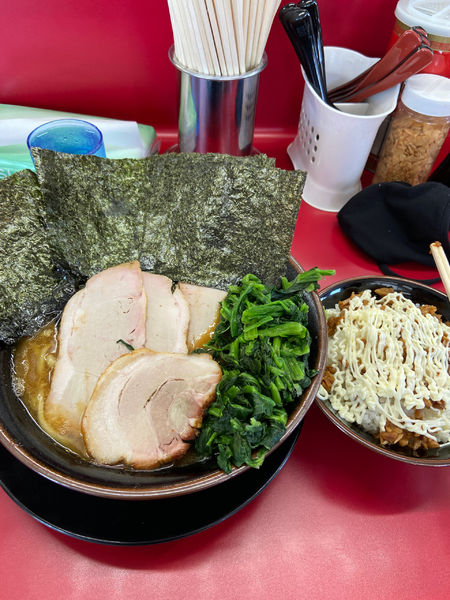 「チャーシューメン3枚中盛　海苔　青菜　バラチャーシュー　固め多め」@家系ラーメン 王道家の写真