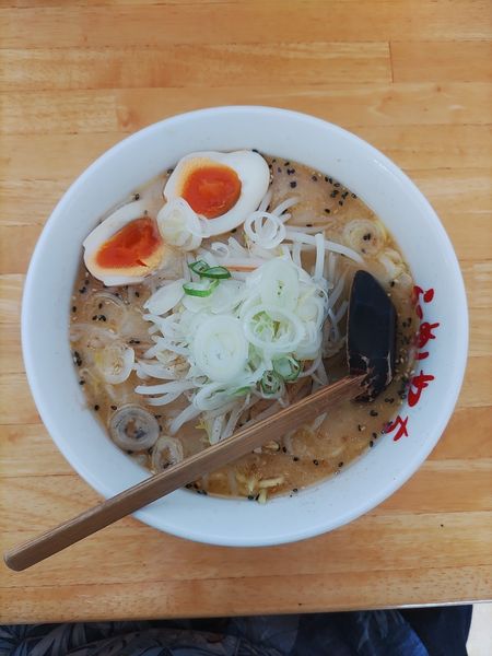 「白味噌らーめん+煮玉子  メンマ抜き」@らーめん やちの写真