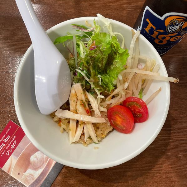 「シンガポール風炒飯蒸し鶏のせ（新加坡海南鶏飯）」@ジンホア 京華小吃 銀座店の写真