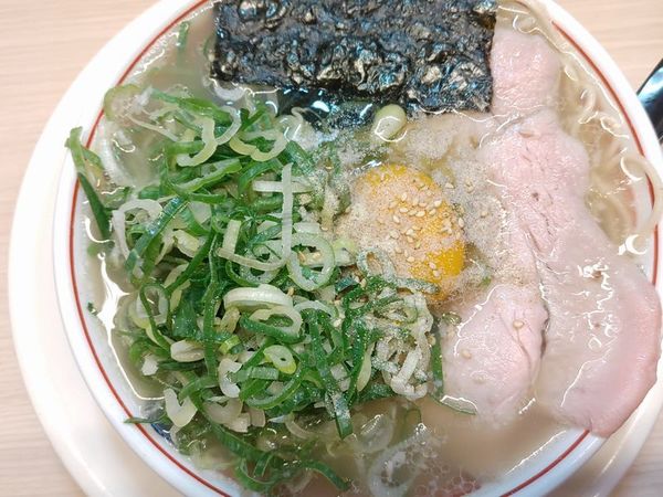 「ネギ淡口豚骨ラーメン＋生卵」@空ノ色 王子店の写真