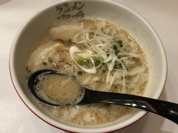 「魚介とんこつラーメン　￥８２０」@ラーメン海鳴 JRゲートタワー店の写真