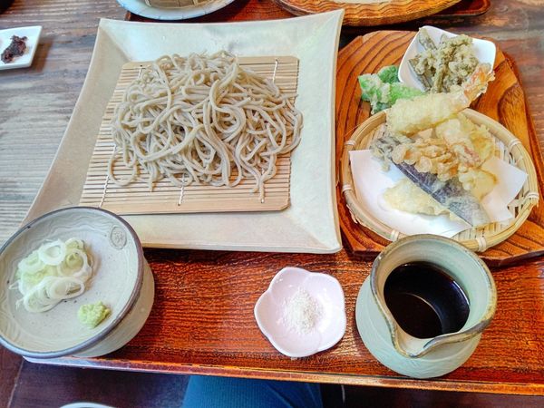 「十割そば(並盛)900＋海老と野菜の天ぷら盛り合わせ550円」@ささくらの写真