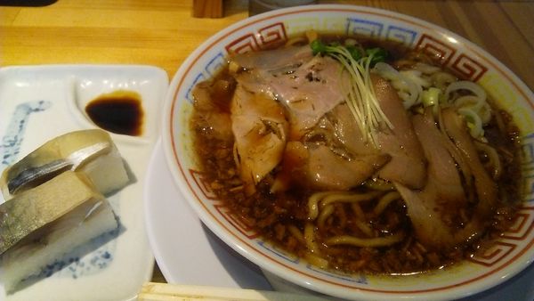 「サバ醤油そば＋サバ寿司（２カン） 1050円」@サバ6製麺所 阪急梅田店の写真