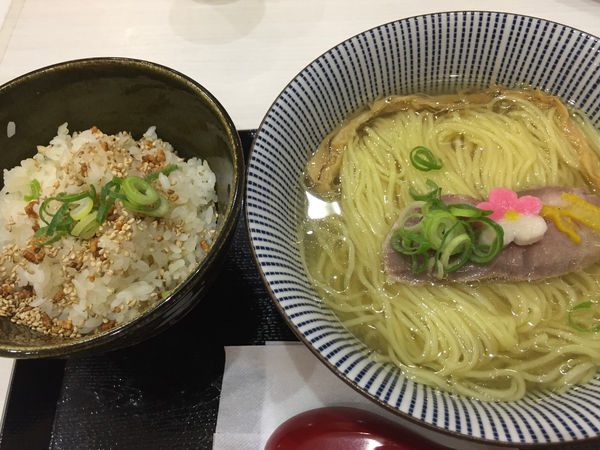 「鯛塩そば＋鯛めし」@鯛塩そば 灯花 ラゾーナ川崎プラザ店の写真