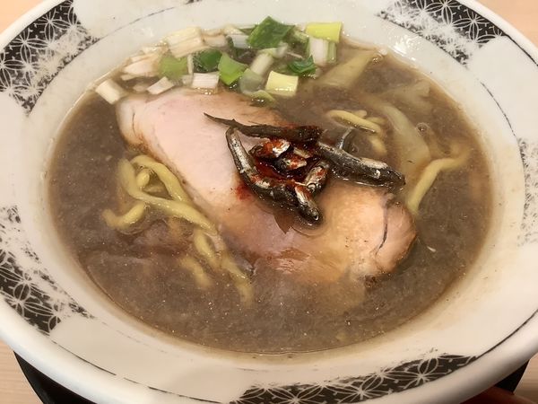 「すごい煮干ラーメン(ハーフ)  690円」@すごい煮干ラーメン野毛 すし 釣りきんの写真
