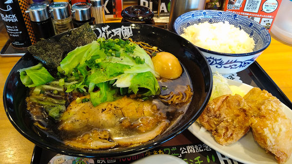「限定/ブラック+大盛り+キャベツ+から揚げセット+ライス」@らあめん花月嵐 立川西砂店の写真