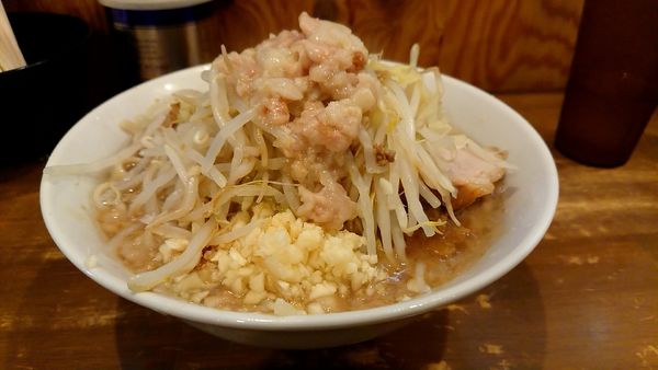 「小豚ラーメン（860円）ニンニクヤサイアブラカラメ」@ラーメン二郎 前橋千代田町店の写真