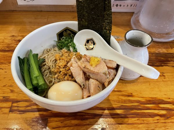 「特製サーモン油そば、大盛」@真鯛らーめん 麺魚の写真