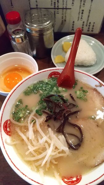 「ラーメン700円、オニギリ50円、タレ付生卵」@ラーメン 唐そば 渋谷2丁目店の写真