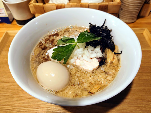 「限定 3種の煮干しと背脂のそば+味玉」@中華蕎麦 はざまの写真