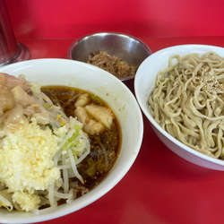 小つけ麺麺少なめごま味ほぐし豚ヤサイニンニクアブラ