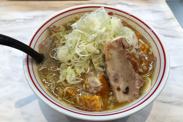 「蒙古タンメン820円+背脂+ネギ+チャーシュー」@蒙古タンメン中本 熊谷店の写真