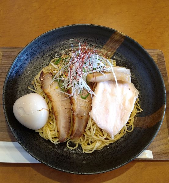 「秋刀魚節まぶし麺 煮玉子のせ 1090円」@自家製麺 ラーメン創房 忠虎の写真