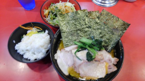 「チャーシュー麺、ライス、野菜畑」@家系総本山 ラーメン吉村家の写真