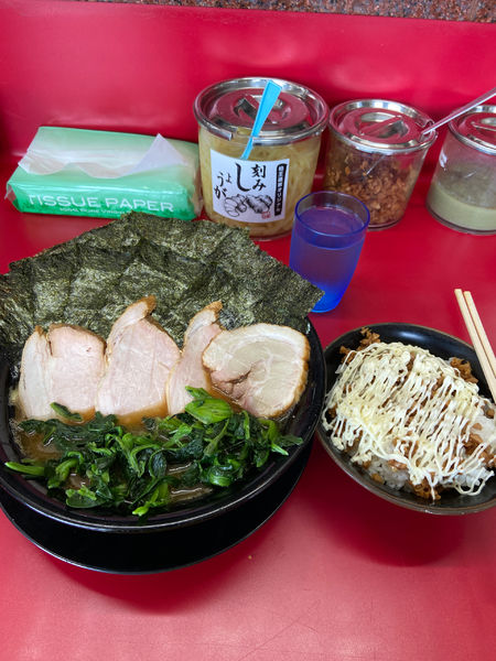 「チャーシューメン3枚中盛　海苔　青菜　燻製バラ　固め多め」@家系ラーメン 王道家の写真