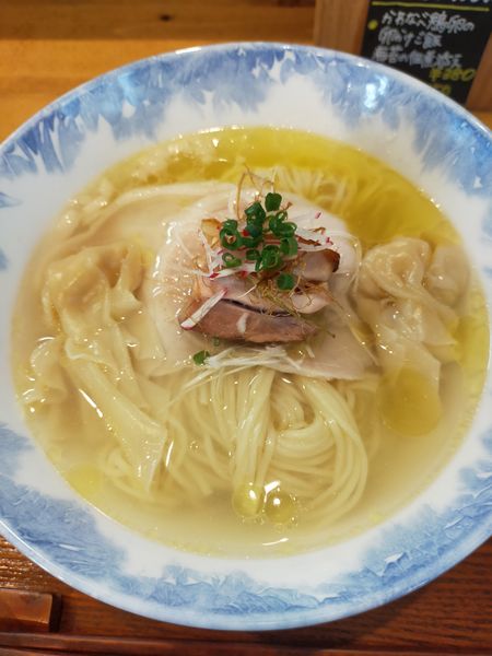 「わんたん入り塩らぁ麺」@Ramen FeeLの写真