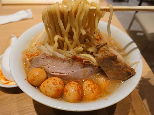 「【味噌麺処 花道】味噌ラーメン1100円＋チンピラ玉200円」@ラーメンWalkerキッチンの写真