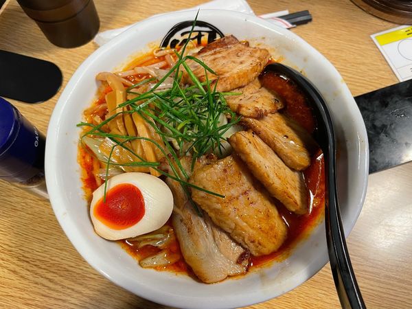 「濃厚旨辛味噌ラーメン　チャーシュー、野菜盛り」@男のラーメン 麺屋 団長の写真