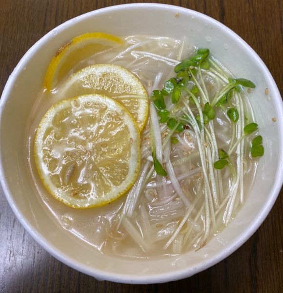 「【ウーバー】塩鶏レモンスープ涼麺 1100円」@春水堂 横浜ポルタ店の写真