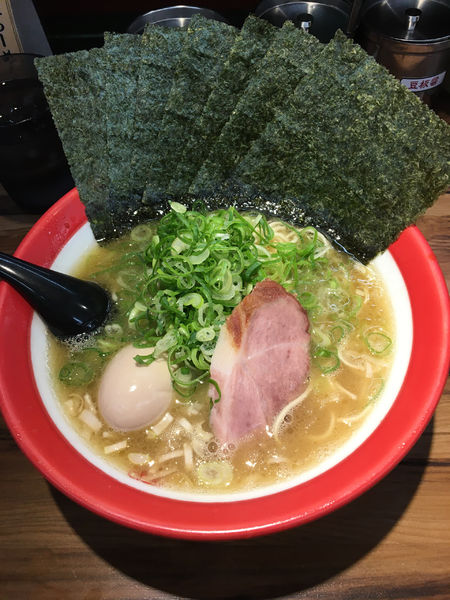 「ラーメン（細麺）750円+3点盛り 200円」@豚骨醤油らーめん 誠屋 八幡山本店の写真