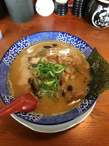 「黒醤油豚骨ラーメン（塩）　730円」@博多ラーメン鶴亀堂 太田新井町店の写真