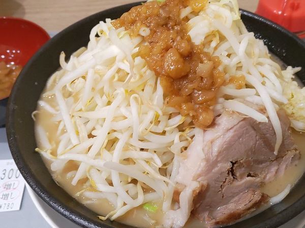 「ラーメン（大、野菜・背脂増し）」@ラーメン 中毒 東向島店の写真