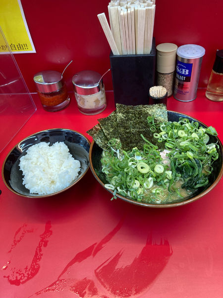 「ラーメン＋九条ネギ」@ラーメン 徳丸家の写真