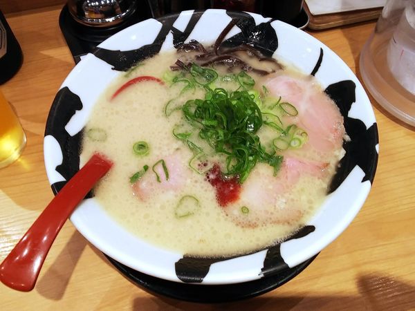 「白賀正+にんにく 850+120円」@神戸豚骨らーめん 賀正軒 三宮店の写真