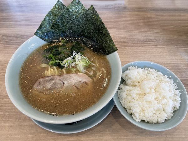 「ラーメン＋唐揚げセット950円＋中ライス200円」@横濱家系ラーメン 千家 本巣店の写真