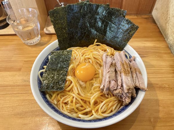 「冷やし油そば ＋ チャーシュー 小 ＋ のり ＋ 生玉子」@自家製中華そば としおかの写真