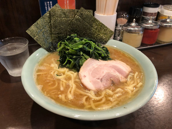 「らーめん（中）＋ほうれん草」@横浜家系らーめん いずみ家の写真
