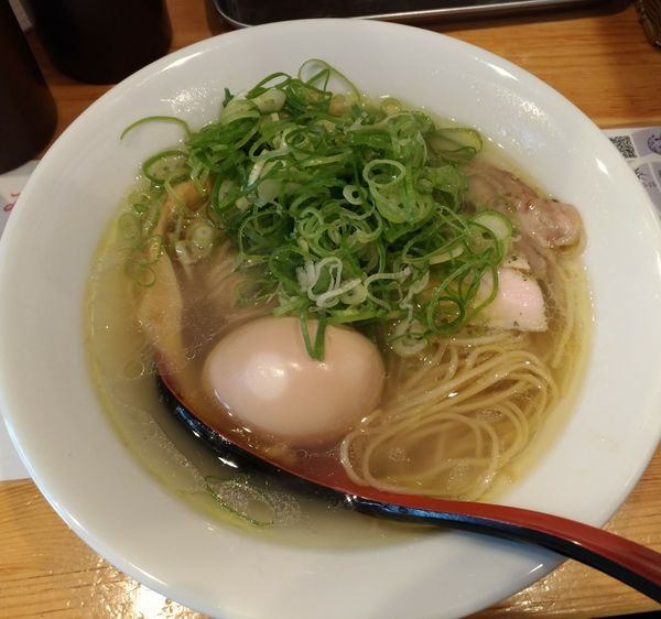 「味玉塩そば＋九条ネギ」@自家製麺 竜葵の写真