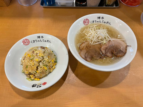 「クリアとんこつ、半チャーハン」@博多くまちゃんらぁめん 春日店の写真