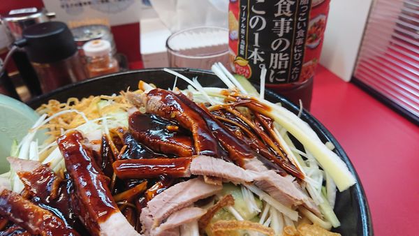 「ピリ辛よだれ豚風まぜそば」@ラーメン山岡家 鶴ヶ島店の写真