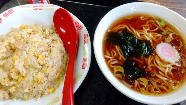 「チャーハン半ラーメン600円」@かしわやの写真