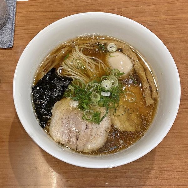 「醤油らぁ麺（名古屋コーチン味玉）」@支那そばや 東京ラーメンストリート店の写真