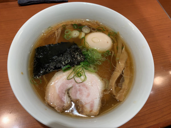「名古屋コーチン玉子入り醤油らぁ麺1250円」@支那そばや 東京ラーメンストリート店の写真