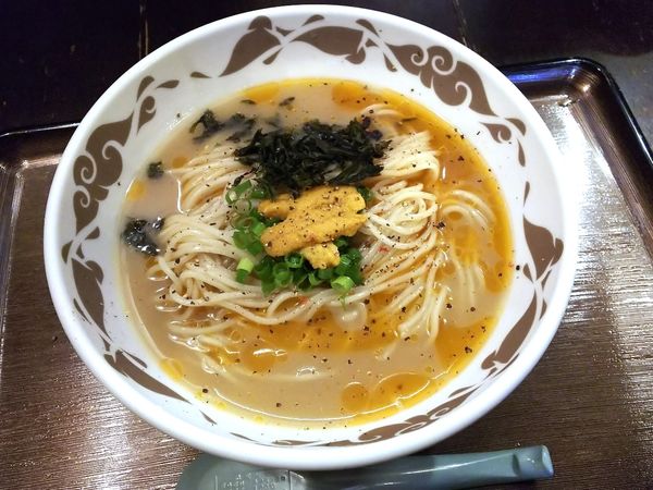 「毛ガニとアラと豊盃で炊いた‼ひゃっこいソバ生ウニのせて　千円」@煮干結社 弘前店の写真