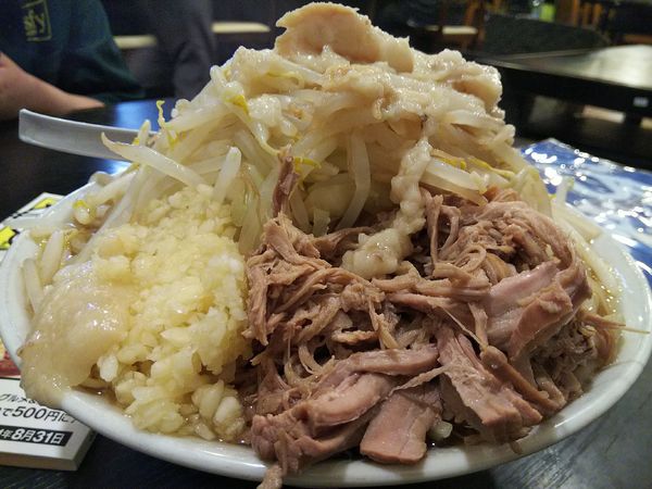 「ラーメン　（並）　※野菜＆ニンニク＆脂まし　※㋗で５００円」@麺とび六方の写真