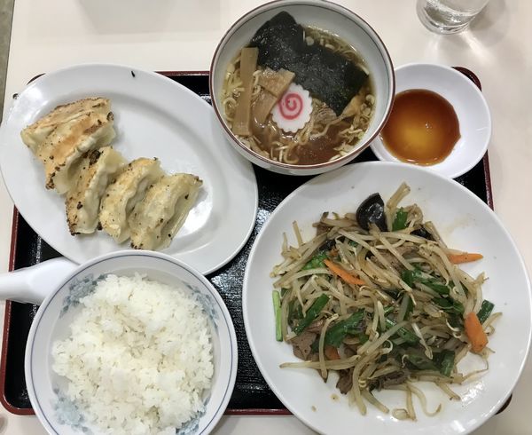 「Aセット（レバニラセット）￥500＋ハーフラーメン￥100」@ぎょうざのぽん吉の写真