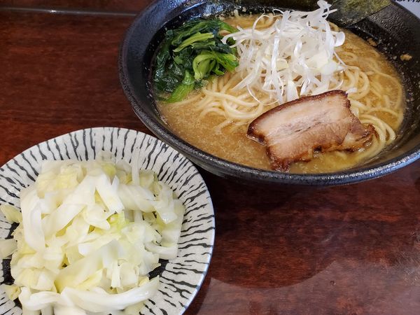 「豚骨ラーメン＋キャベツ」@家族ラーメン はやし家の写真