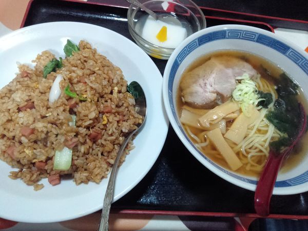 「黒チャーハン半ラーメン定食８２５円」@龍昇飯店の写真