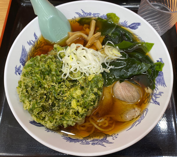 「醤油ラーメン(春菊天)🍜🥢」@梅もと 新宿西口店の写真